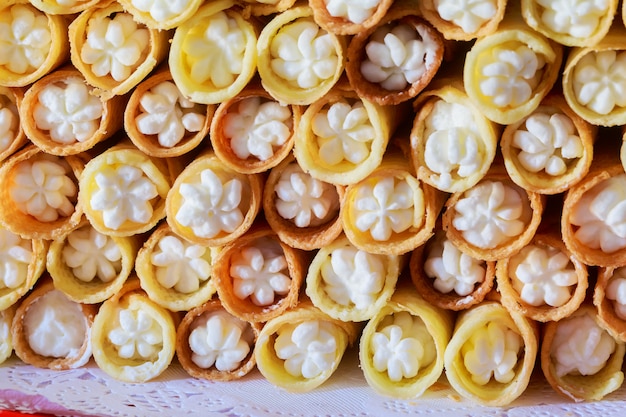 Reihen von frisch gebackenen süßen Brötchen oder Brötchen mit süßer Füllung