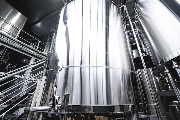 Reihen von Stahltanks für die Biergärung und Reifung in einer Craft Brewery