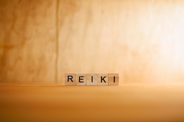 Foto reiki-energie-zeichen aus holz mit vibrierendem licht