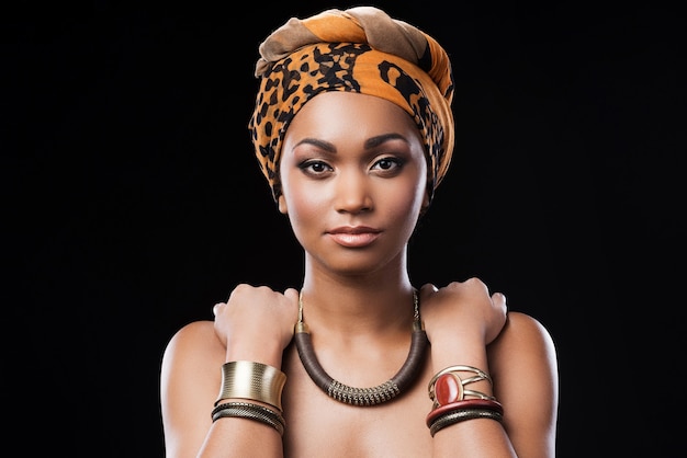 Reina africana. Hermosa mujer africana con un pañuelo en la cabeza y tocar sus hombros