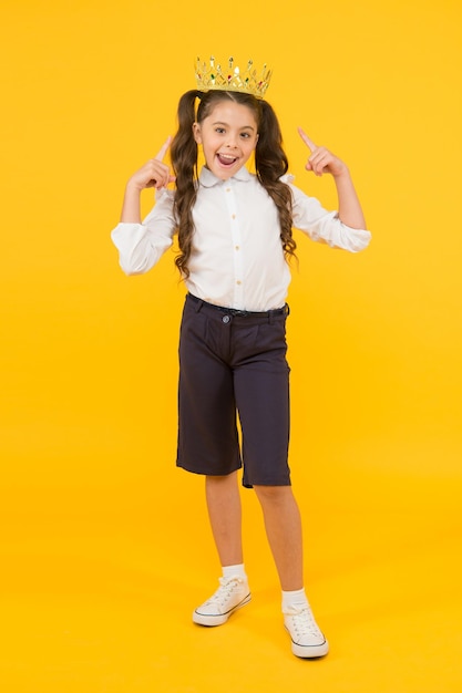 Reina de la clase Concepto de concursos escolares Adorable niña pequeña coronada campeona Feliz coronación de pequeña ganadora La mejor vida de princesa Símbolo de lujo Pequeña princesa Hermosa princesa