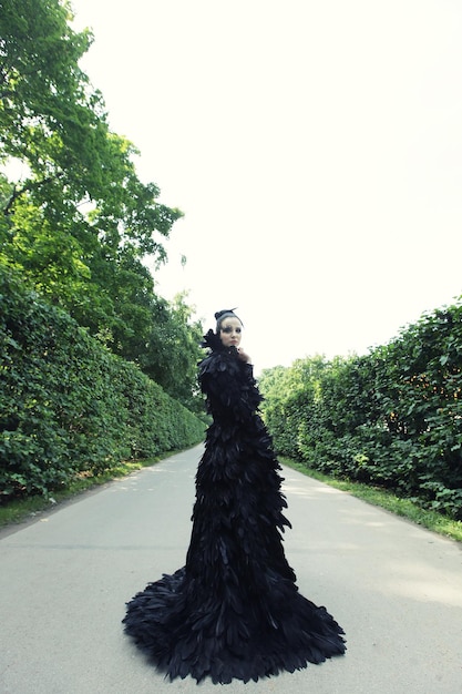 Reina oscura en el parque Vestido negro de fantasía