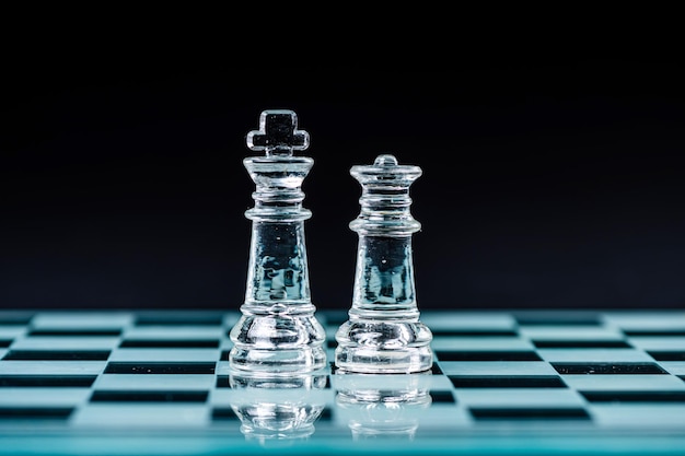 Reina y rey en el tablero de ajedrez imagen macro de piezas de vidrio Enfoque selectivo dof bajo