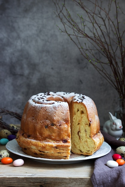 Reindling, deutscher und österreichischer Osterkuchen in Osterdekoration. Rustikaler Stil.