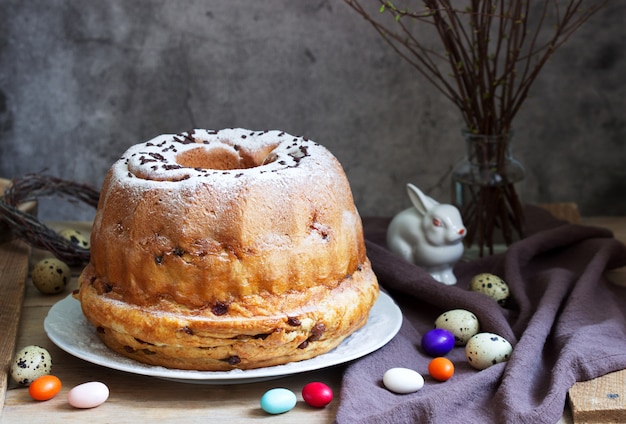 Reindling, torta de pascua alemana y austríaca en la decoración de pascua. Estilo rústico