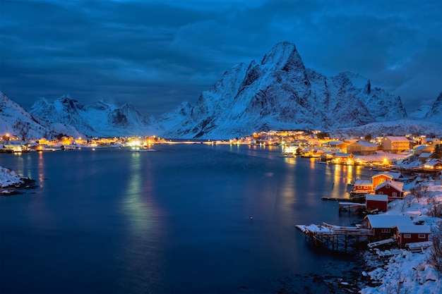 Reine Dorf in der Nacht. Lofoten, Norwegen