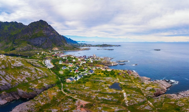 Reine Fischerdorf umgeben von hohen Bergen und Fjorden auf den Lofoten