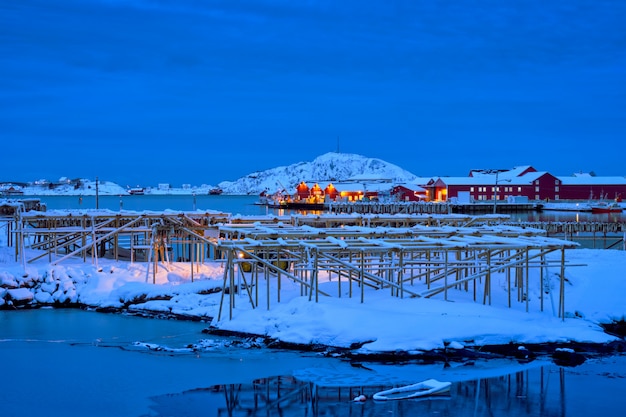 Reine vila à noite. ilhas lofoten, noruega