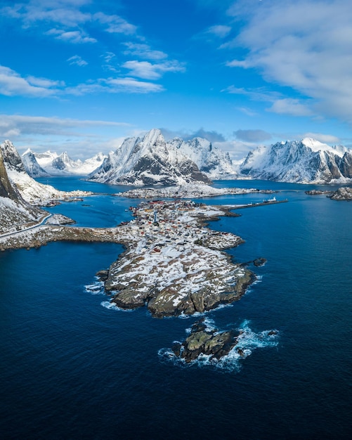 Reine Village y montañas en invierno. Pico Olstinden. Moskenes, Islas Lofoten. Paisaje de Noruega. Vista aérea.