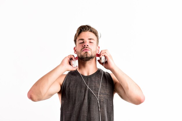 Reiner Klang Inspirierendes Musikkonzept Mann gut aussehend unrasiert Hipster hören Song mit Kopfhörer Gadget weißen Hintergrund Ausgezeichneter Sound moderne Geräte Genießen Sie jeden Ton Moderne Kopfhörer