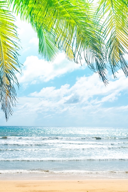 Reiner Strand der tropischen Natur und weißer Sand im Sommer mit hellblauem Himmel der Sonne und Bokehhintergrund.