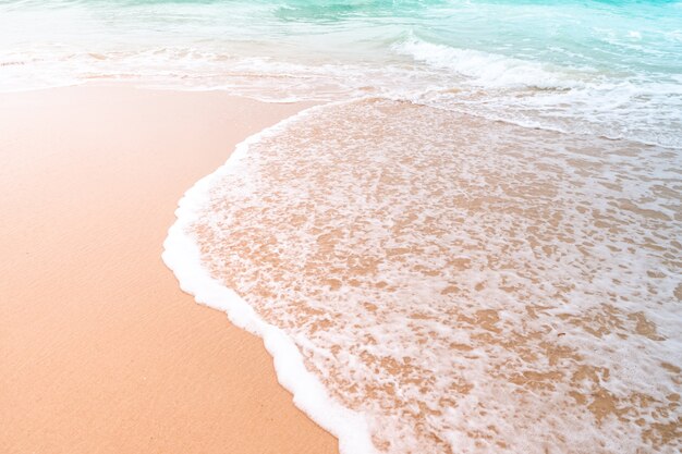 Reiner Strand der tropischen Natur und weißer Sand im Sommer mit hellblauem Himmel und Bokeh der Sonne.