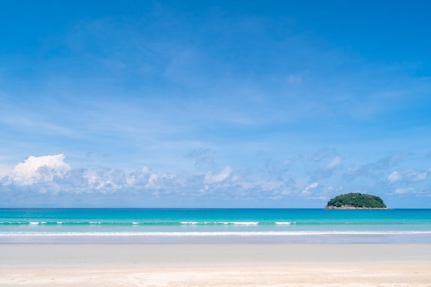 Reiner Strand der tropischen Natur und weißer Sand in der Sommersaison mit hellblauem Sonnenhimmel.