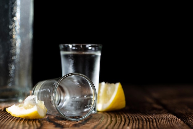 Reiner Wodka auf einem alten Holztisch