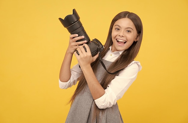 Reines Glück, Hobby- oder Karrierefotograf, Anfänger mit moderner Kamera, die ein Video aus der Kindheit macht, ein Teenager-Mädchen, das ein Foto macht, ein Kind, das eine Digitalkamera verwendet, ein glückliches Kind, das eine Fotoschule fotografiert