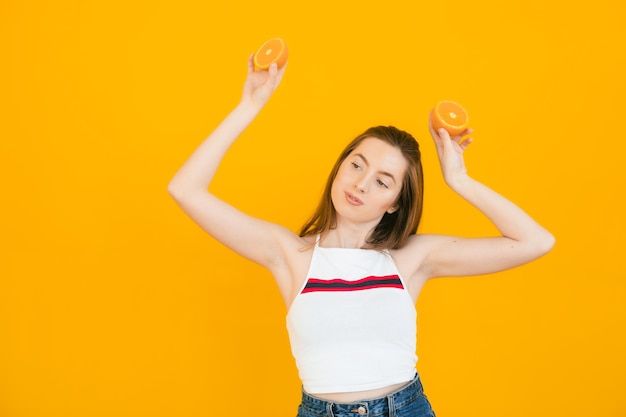 reines Mädchen mit zwei Orangenstücken