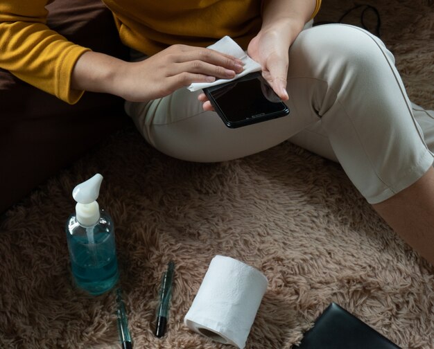 Reinigen des Smartphonebildschirms mit einem Fasertuch Von Staub und Viren anderer externer Faktoren. Mobile Care-Konzept