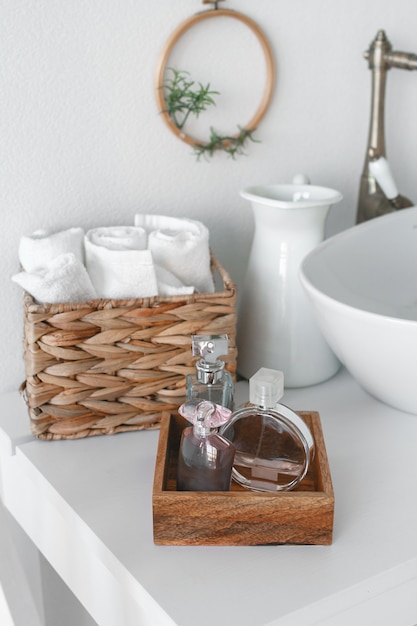 Reinigen Sie Handtücher, Seife und eine Flasche Öl auf einem Holztisch im Zimmer. Toilettenartikel im Hotel.