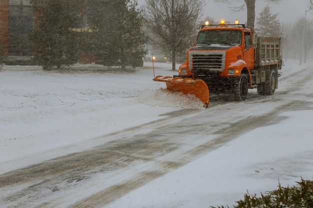 Reinigung der Straße von der Schneestraße während des Schneeblizzards