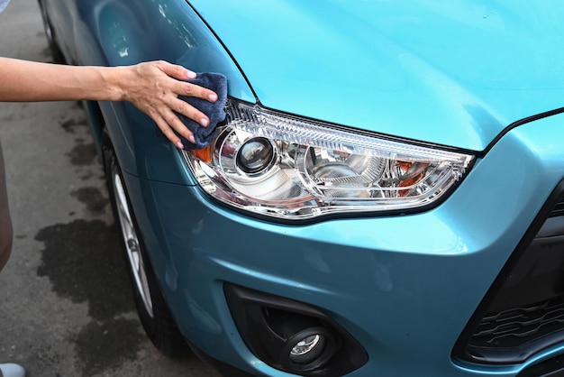Reinigung des Autos mit Aktivschaum Frau wäscht sein Auto auf Selbstautowäsche