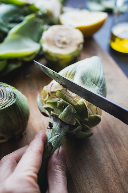 Reinigung und Zubereitung von Artischocken in der Küche Kochen von Artischocken Hausgemachte gesunde Ernährung