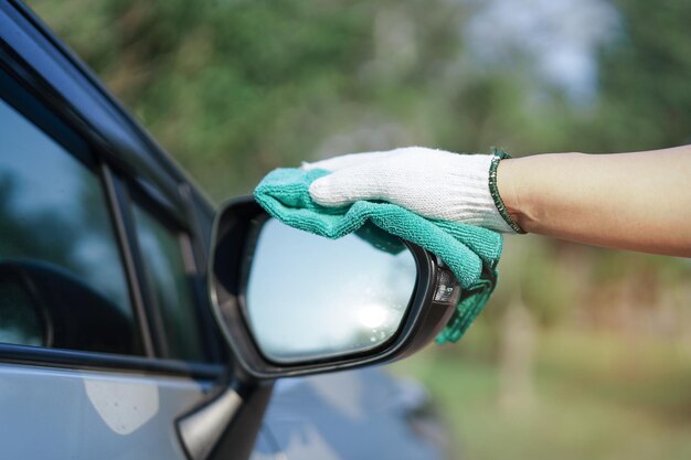 Reinigung von Autos mit grünem Mikrofibertuch im Freien im Urlaub