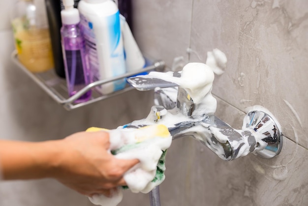 Reinigung von Festwasserflecken auf dem Badekran der Toilette