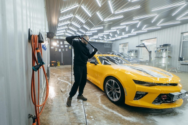 Reinigung von gelben Autos Auto-Details