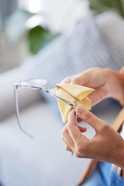 Reinigung von Gläsern und Staub mit den Händen der Frau zur Schmutzdesinfektion und Augenheilkunde Stoffrahmen und Mikrofasergewebe mit Mädchenwischbrillenglas für Augenoptiker oder antibakteriell