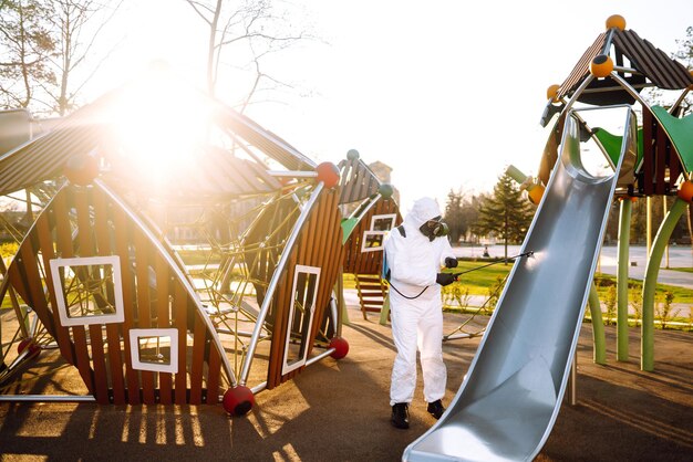 Reinigungs- und Desinfektionsspielplatz mit Sprühchemikalien, um die Ausbreitung des Coronavirus zu verhindern