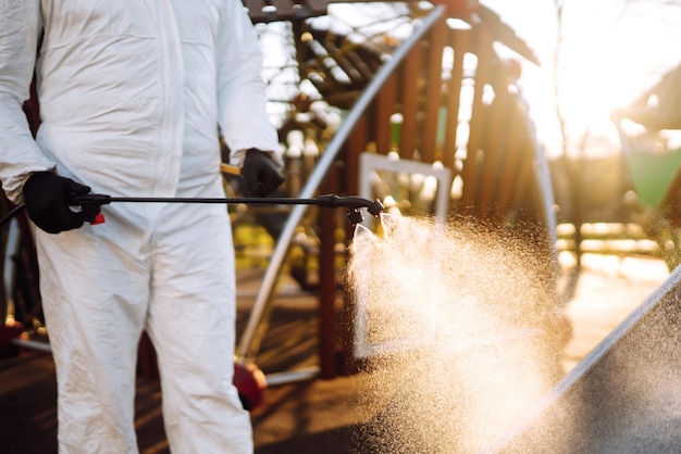 Reinigungs- und Desinfektionsspielplatz mit Sprühchemikalien, um die Ausbreitung des Coronavirus zu verhindern