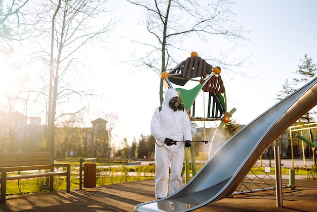 Reinigungs- und Desinfektionsspielplatz mit Sprühchemikalien, um die Ausbreitung des Coronavirus zu verhindern