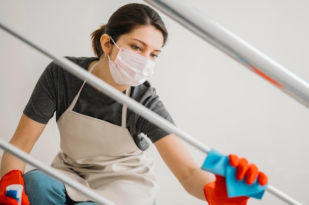 Foto reinigungsfrau, die medizinische maske trägt