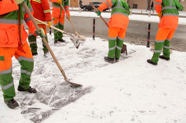 Reinigungskräfte, die Schnee schaufeln Leben in der Stadt