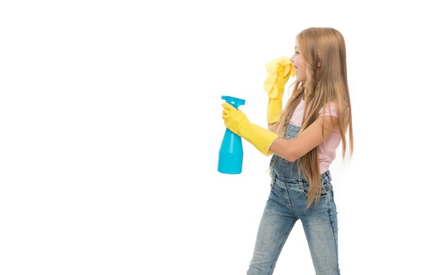 Reinigungsmittel, die wirken Kleine Mädchen besprühen sich gegenseitig aus Flaschen bei der Hausarbeit Fröhliche kleine Putzfrauen haben Spaß bei der Putzarbeit Alle Arten von Reinigungsarbeiten für zu Hause