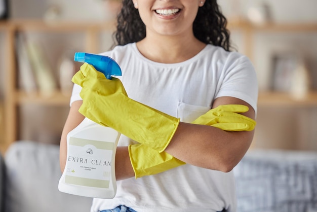 Reinigungsprodukt und Sprühflasche mit Frau im Wohnzimmer zur Hygienedesinfektion oder Bakteriensicherheit Keimstaub und Chemikalien mit Mädchenreiniger und verschränkten Armen zu Hause für Haushälterservice