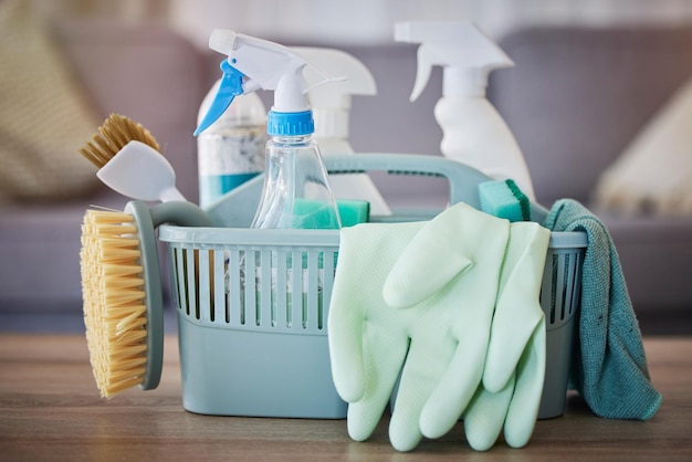 Reinigungsprodukte und Korb auf dem Tisch im heimischen Wohnzimmer für den Frühjahrsputz Hygiene-Reinigungsmittel und Haushaltsgeräte zur Desinfektion, Desinfektion oder Entfernung von Keimen, Bakterien oder Staub