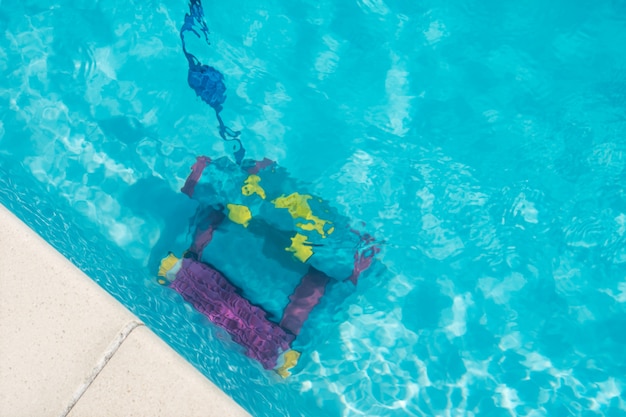 Reinigungsroboter zum Reinigen des Schwimmbeckenbodens