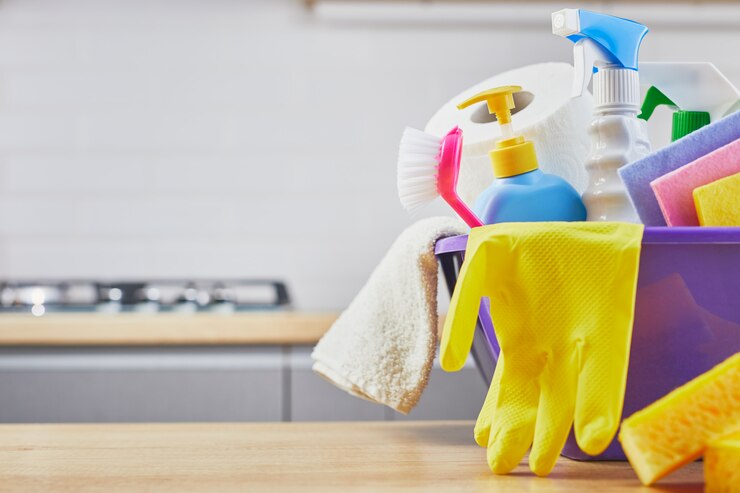 Reinigungsset: Schwamm, Flasche, Handschuh, Bürste, Tischspray und grau
