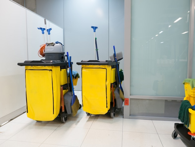 Reinigungswagen in der Station und im gelben Mopeimer