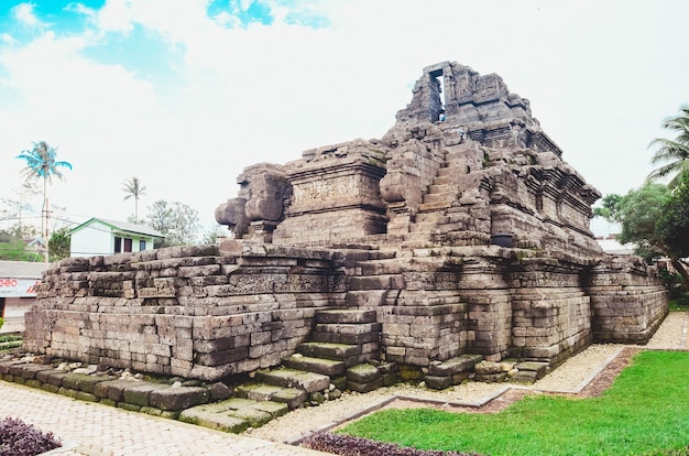 Reino templo reliquia singasari en tumpang village, malang, indonesia