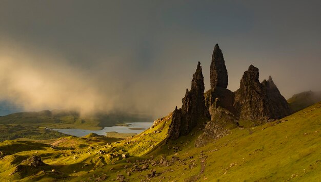 Reino Unido, Escocia, Isla de Skye, The Storr en día nublado