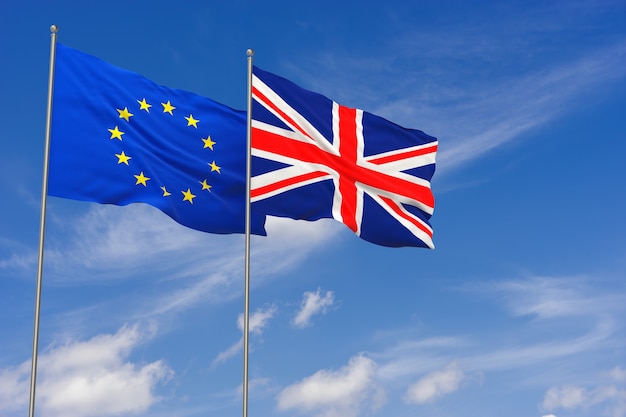 Reino Unido y UE, Brexit. Banderas del Reino Unido y la Unión Europea ondeando opuestas sobre fondo de cielo azul. Ilustración 3d
