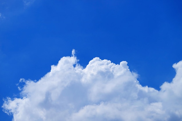 Reinweiße Cumulus-Wolken am lebendigen blauen sonnigen Himmel
