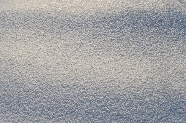 Reinweiße Schneestruktur Schatten auf der Schneedecke