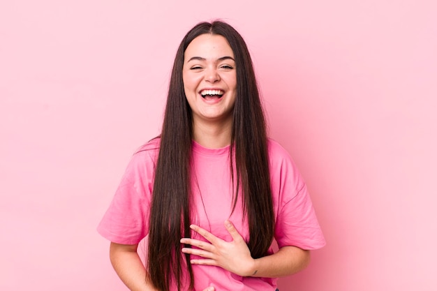 Reírse a carcajadas de alguna broma graciosa sintiéndose feliz y alegre divirtiéndose