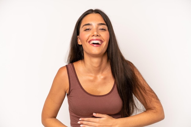 Reírse a carcajadas de alguna broma graciosa sintiéndose feliz y alegre divirtiéndose