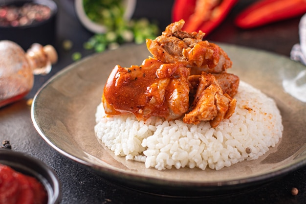 Reis-Curry-Fleisch-Gemüse-Hühnchen-Gewürz-Tomaten-Sauce-Mahlzeit-Snack auf dem Tisch Kopienraum-Essen