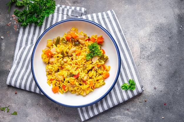 Reis Curry Gewürz Gemüse kein Fleisch Vegetarier Pilaf gesunde Mahlzeit Snack auf dem Tisch