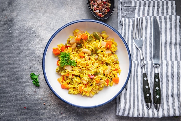 Reis Gemüse vegetarischer Pilaw ohne Fleisch gesunde Mahlzeit Lebensmittel Snack Diät auf dem Tisch kopieren